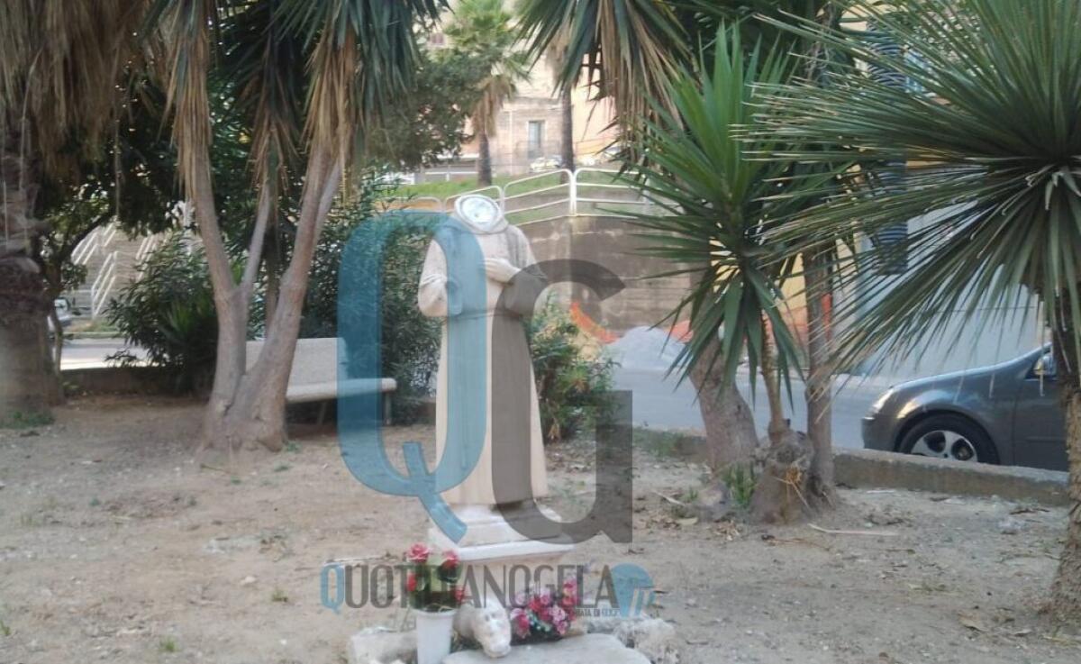 La piccola statua di padre Pio decapitata, era stata collocata dai fedeli - 