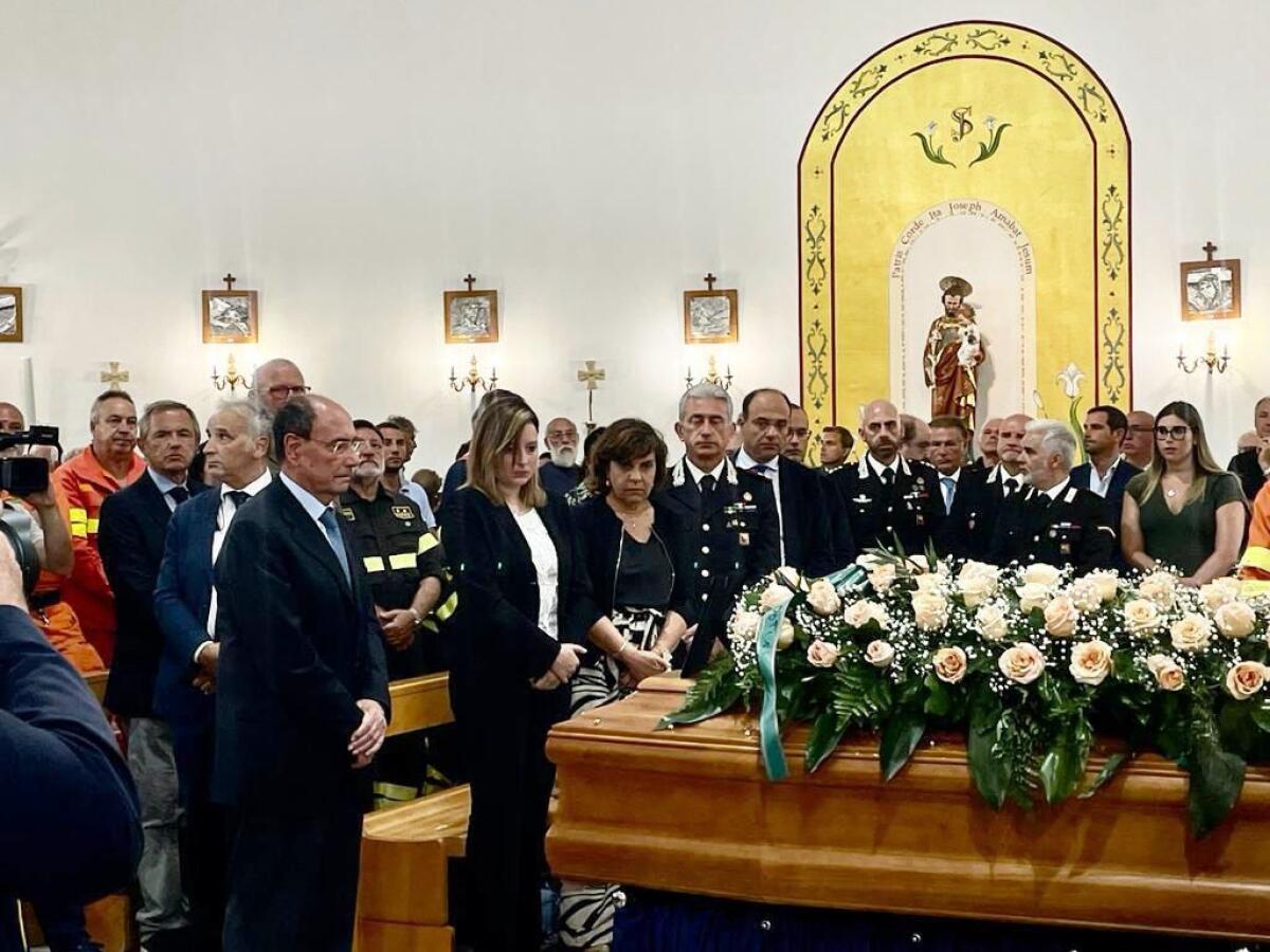 Schifani a funerale operaio forestale “Vittima innocente di mani criminali” - 