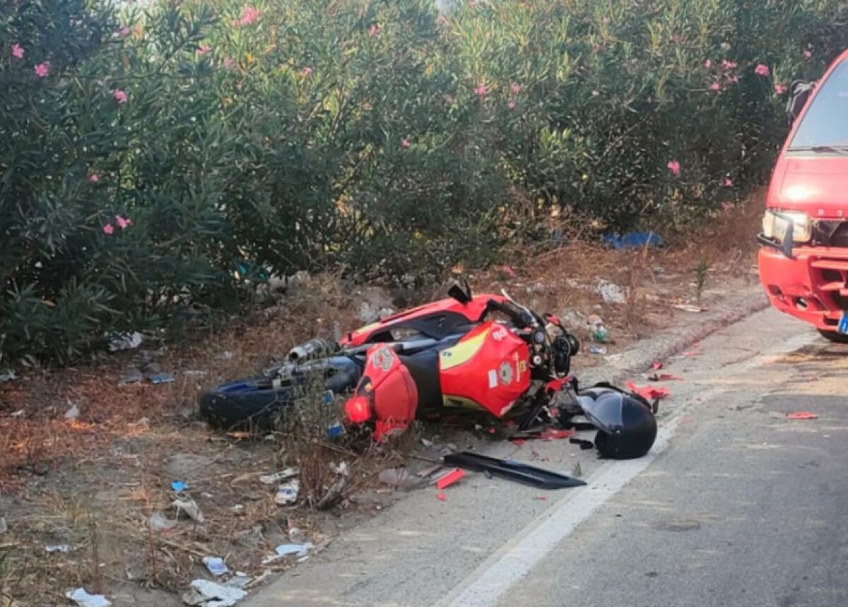 Schianto in via Dell'Acropoli, sono tre i feriti nello scontro tra motoape e moto - 
