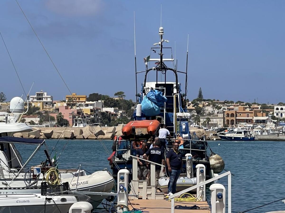 A Lampedusa ispezione di Questura e Capitaneria su nave Sea Watch - 