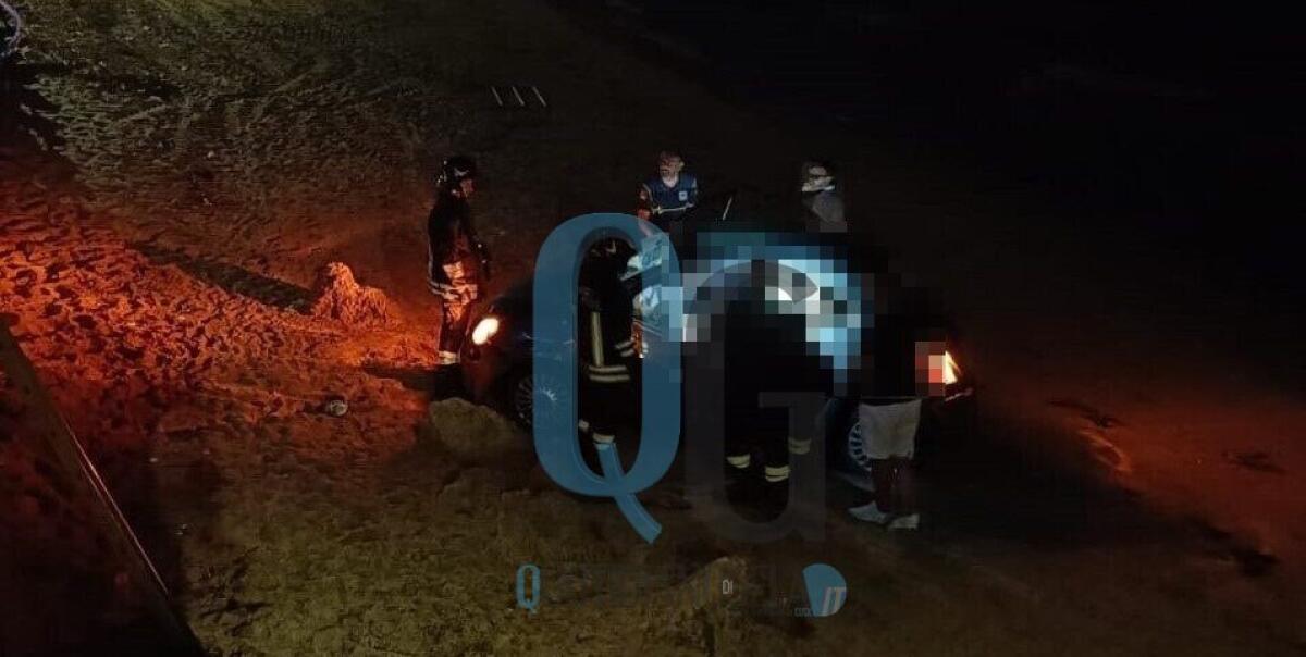 Auto finisce in spiaggia, incidente sul lungomare: arrivati i soccorritori - L'auto finita in spiaggia