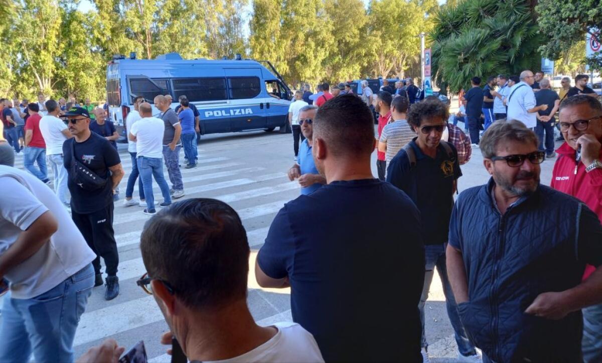 Medi group, convocati sindacati: ad inizio novembre in appello reclamo contro il fallimento - Lavoratori Medi group durante la protesta degli scorsi mesi