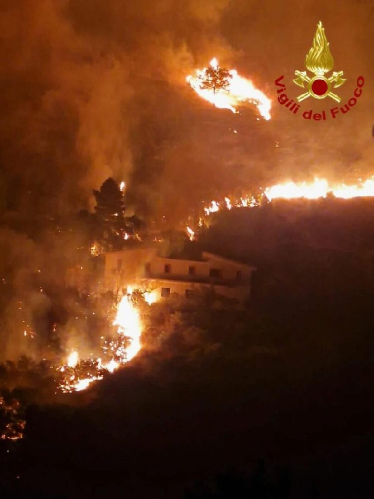 La Sicilia continua a bruciare, notte di incendi nel Palermitano - 