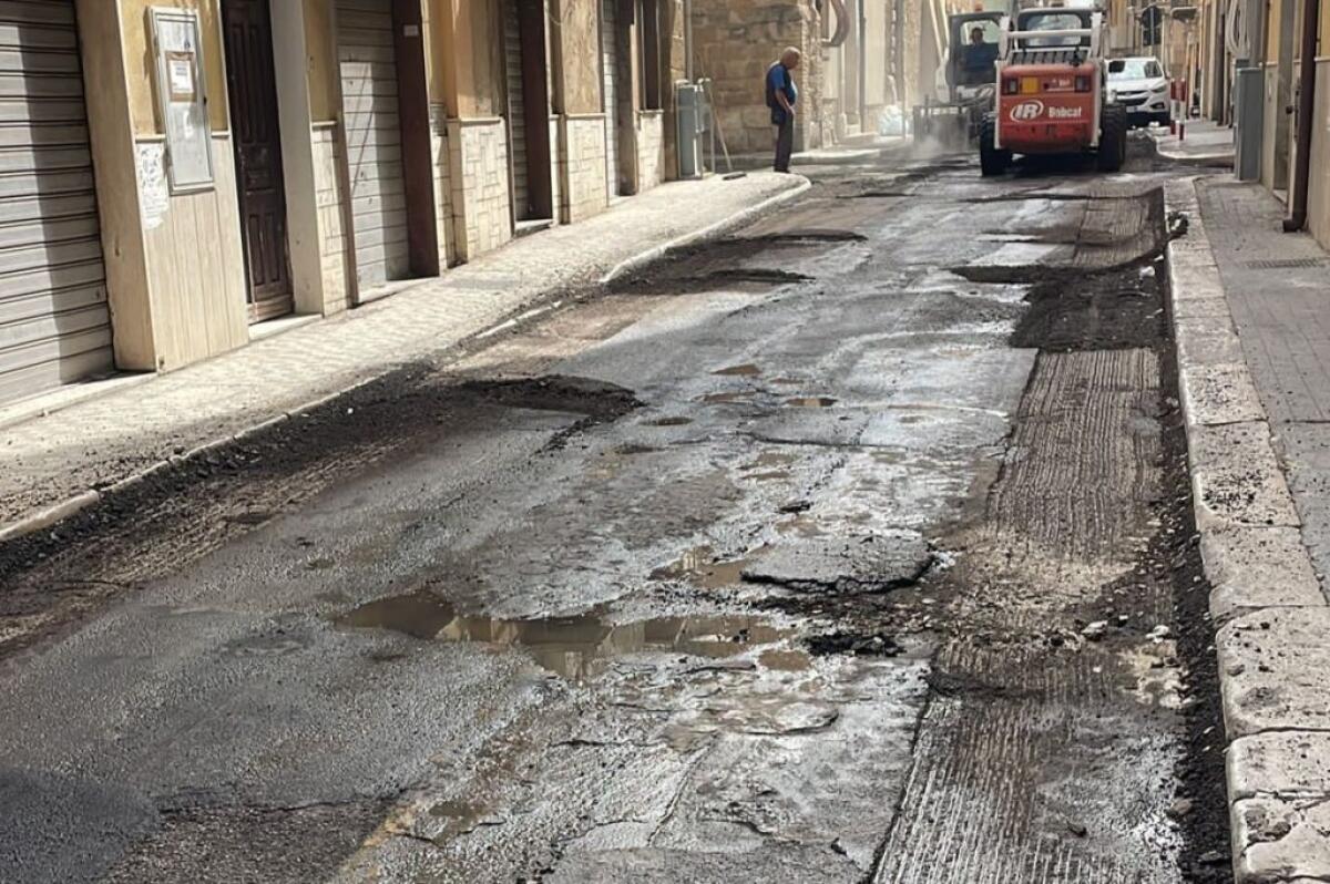 Manto stradale pericoloso, lavori in centro storico - 