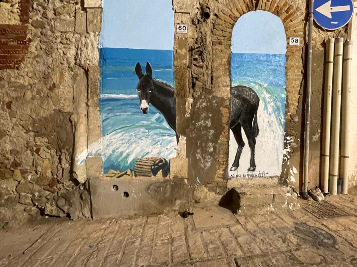 Rifiuti e anche escrementi davanti all'opera di Iudice, serve più civiltà - 