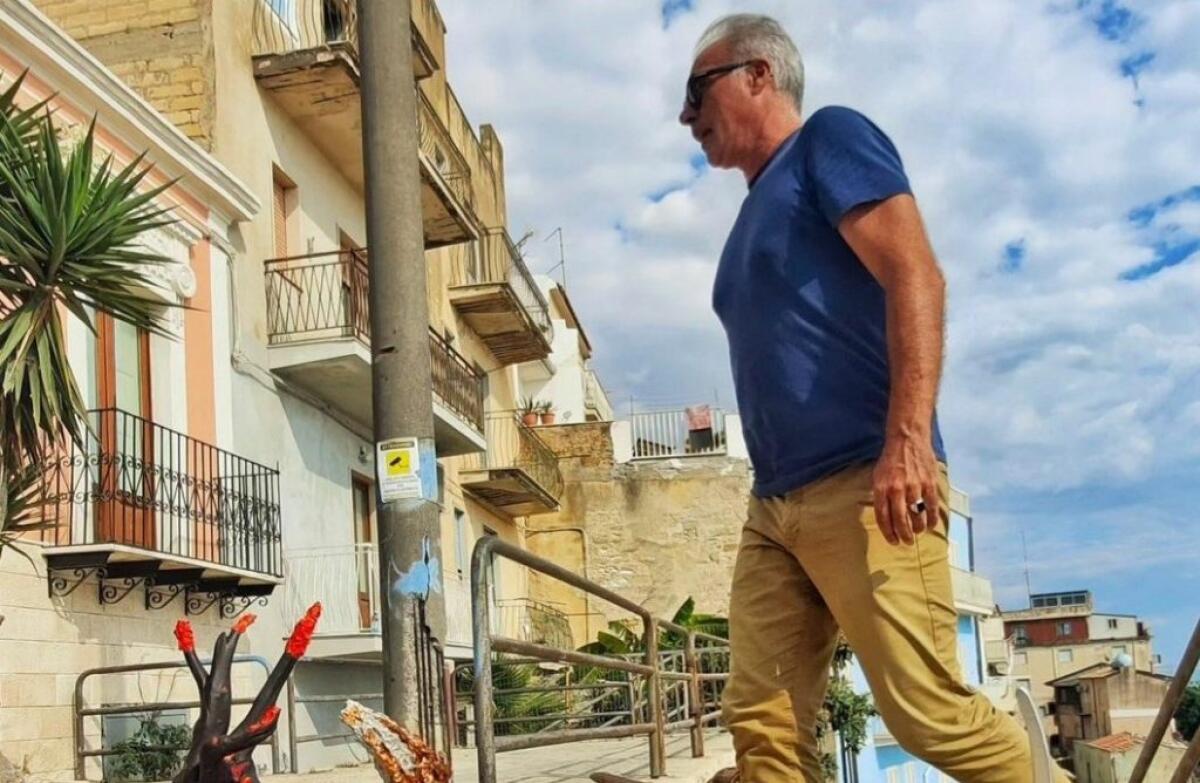 Le sculture di Russo immerse nel centro storico, "nascono anche dall'abbandono di questi luoghi" - Maurizio Russo (foto Rocco Cuvato)
