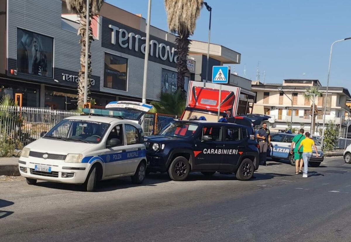 Controlli interforze in diverse zone della città, accertamenti su ambulanti - 