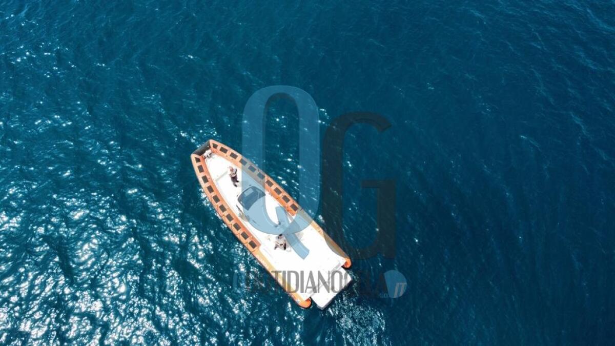 Turista tedesco in difficoltà in mare aperto, messo in salvo dai militari della capitaneria - Il recupero in mare