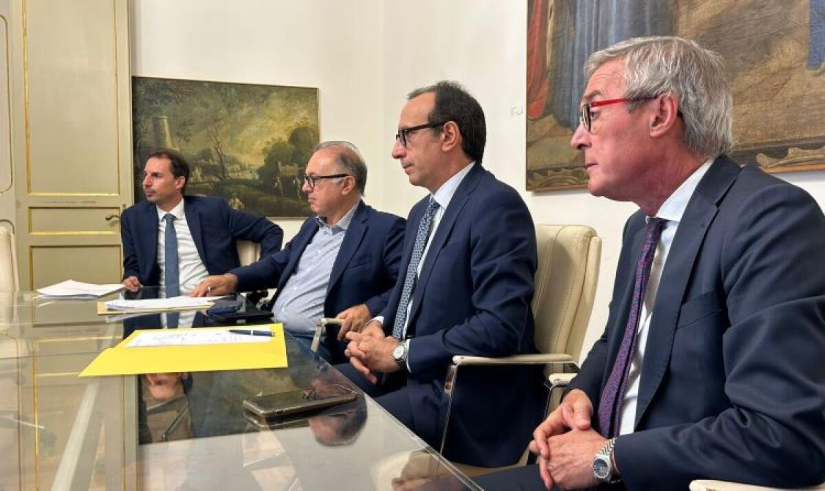 Porto, slitta firma accordo attuativo: Greco, "solo rinvio tecnico, FdI eviti campagna elettorale" - Greco e l'assessore regionale Aricò durante un tavolo sul porto rifugio