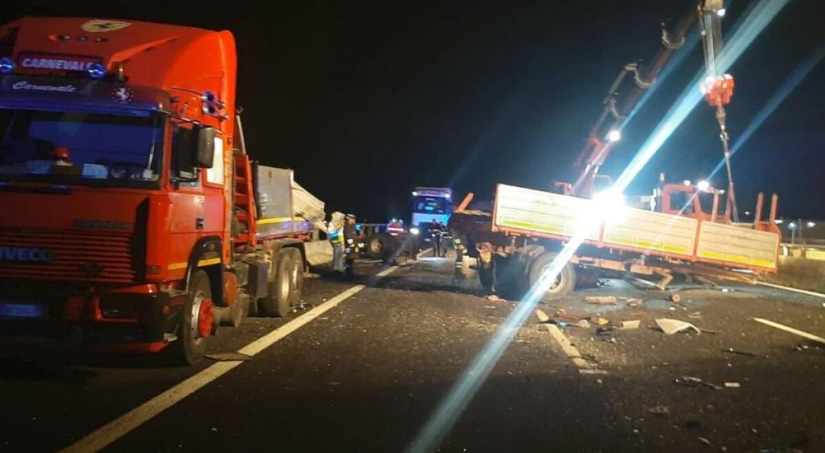 Scontro sull’A1 fra un tir e un bus di migranti partito dalla Sicilia. Morti 2 autisti, 25 i feriti - 