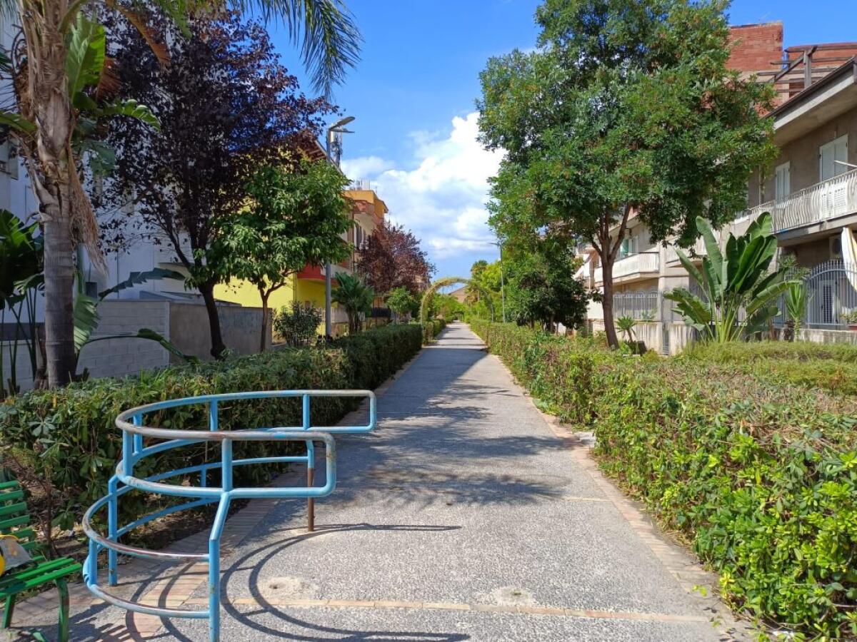 Pulizia straordinaria apre le porte al nuovo servizio rifiuti, interventi anche a Settefarine - Una delle aree verdi di Settefarine