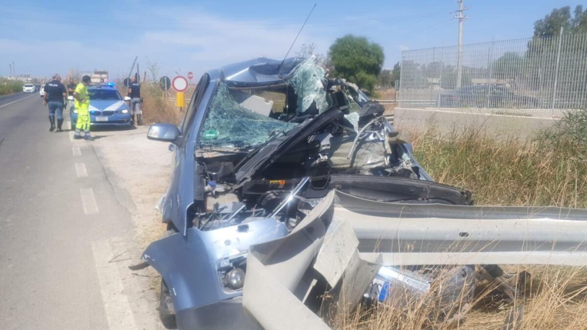 Schianto sulla 115 Gela-Vittoria, auto contro un guard rail - 