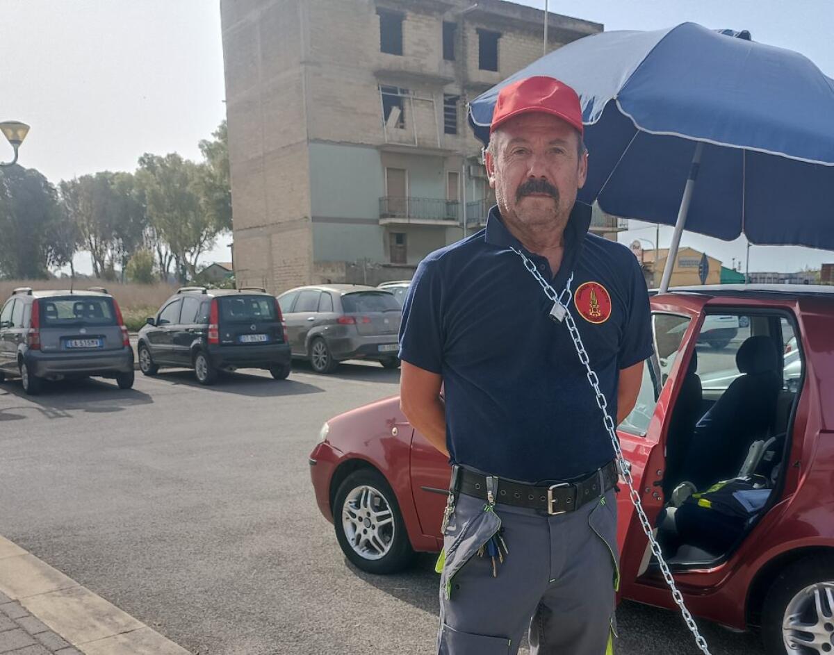 Protesta guardiafuochi, legale: "Nessuna calunnia ad Archimede, quello che dice è tutto documentato" - Salvatroe Comandatore in protesta