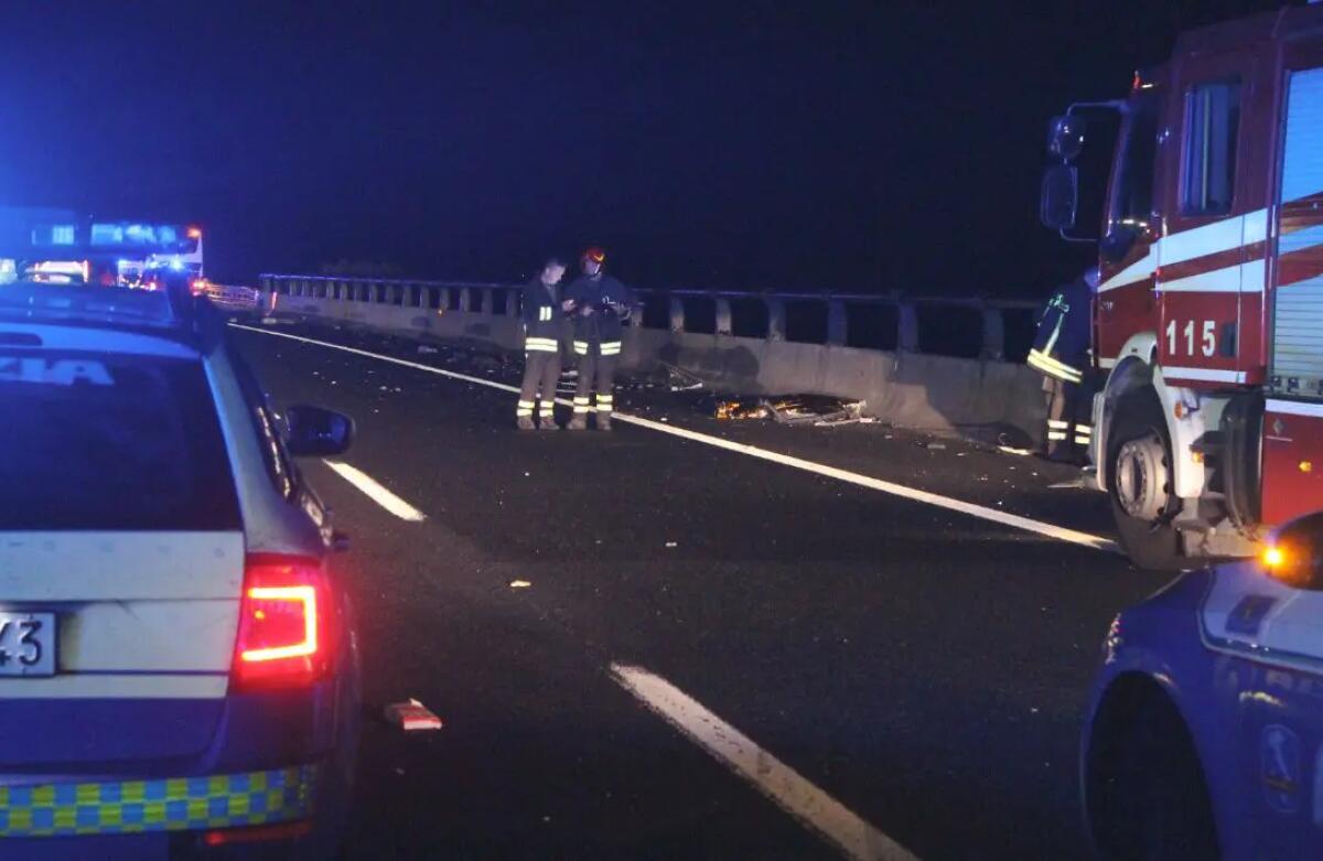 Scontro sull’A1 fra un tir e un bus migranti, 2 morti e 25 feriti - 