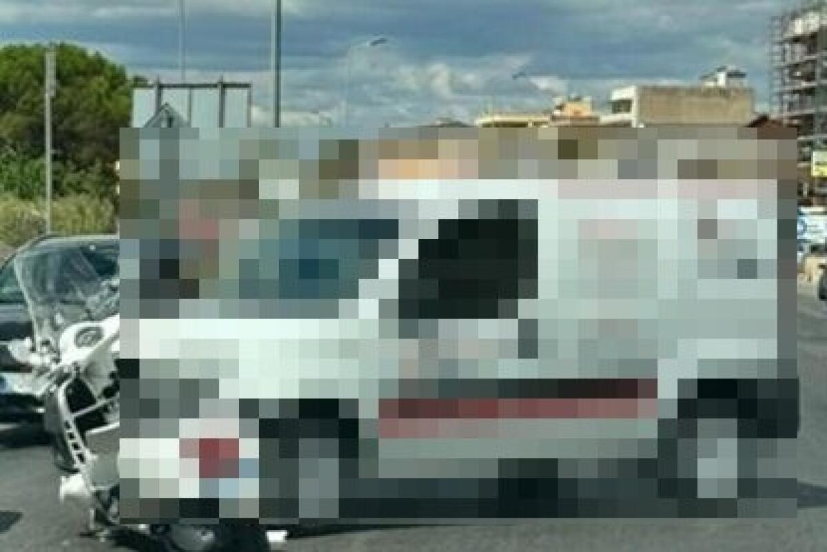Via Venezia, impatto tra uno scooter e un furgone - 