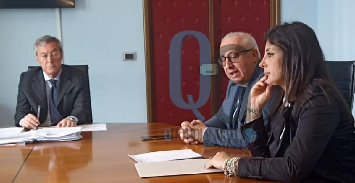 Variazioni progetti, pesante stallo: difficile pressing amministrazione, dirigente può lasciare - Il sindaco Greco, l'assessore Morselli e il dirigente Antonino Collura