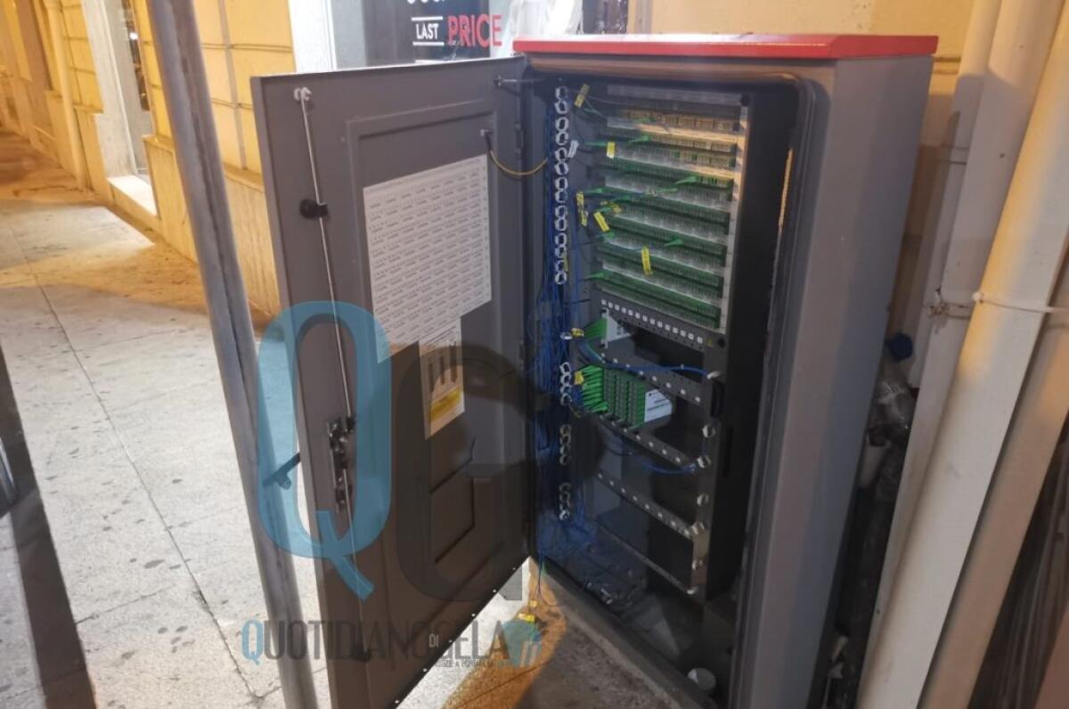 Cabine fibra ottica danneggiate in centro storico, diverse sono state forzate - Una delle cabine danneggiata