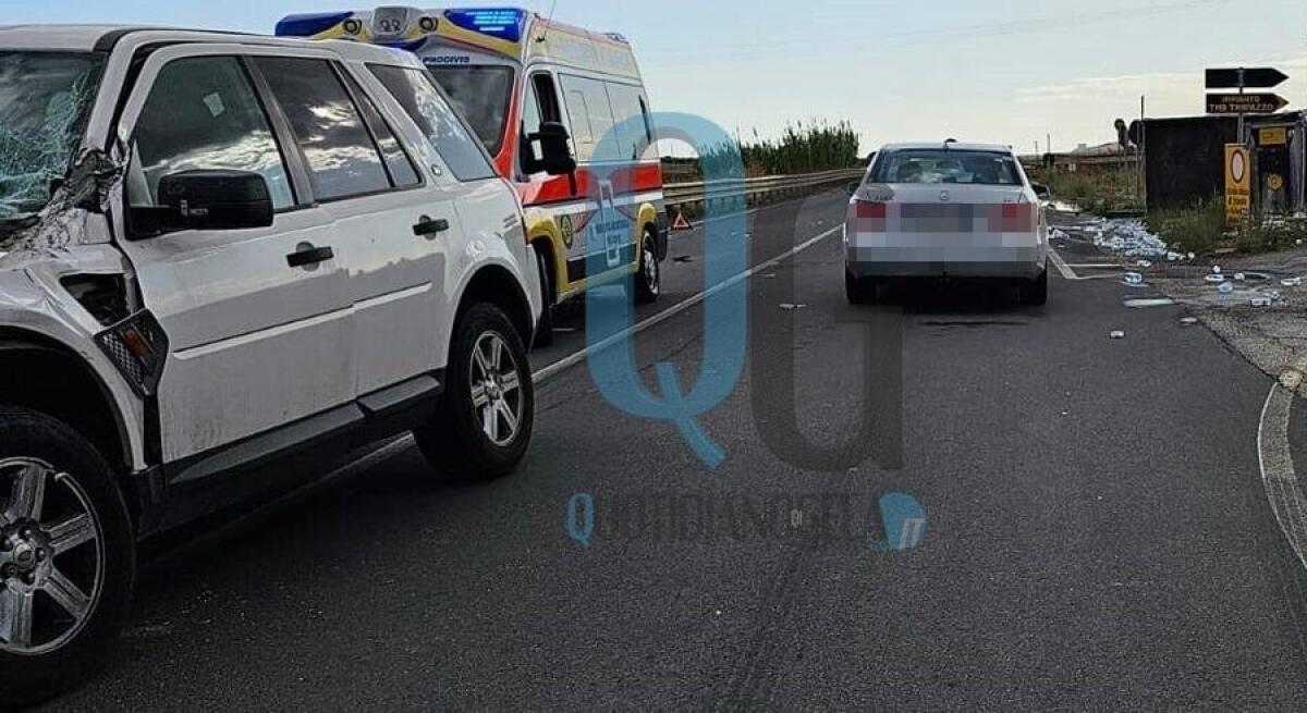 Schianto sulla 117 bis, un mezzo ribaltato al bivio per Timpazzo e auto coinvolte - 