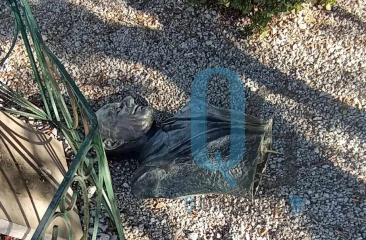 Danneggiato busto di Mattei, vandali in azione a Macchitella: Eni presenterà denuncia - Il busto danneggiato