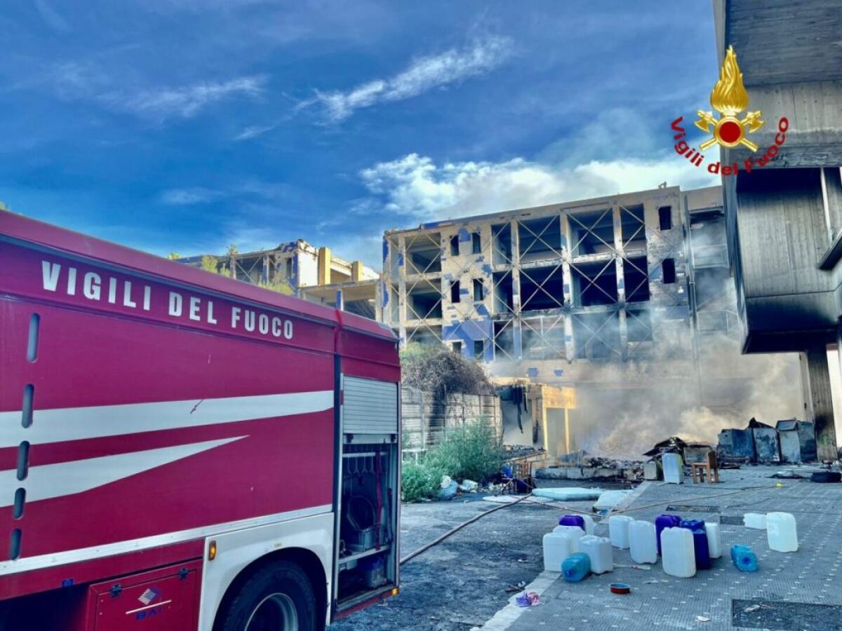 Incendio in un edificio abbandonato e rifugio di senzatetto a Catania - 