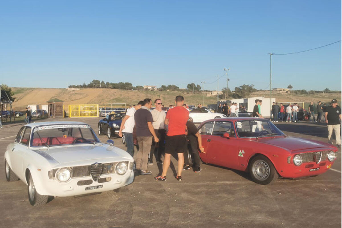 Auto d'epoca, raid "Sulla via dei castelli" al kartodromo per una prova di regolarità - Nella foto in alto: Due Alfa Romeo Gt nel paddock del kartodromo internazionale Gela