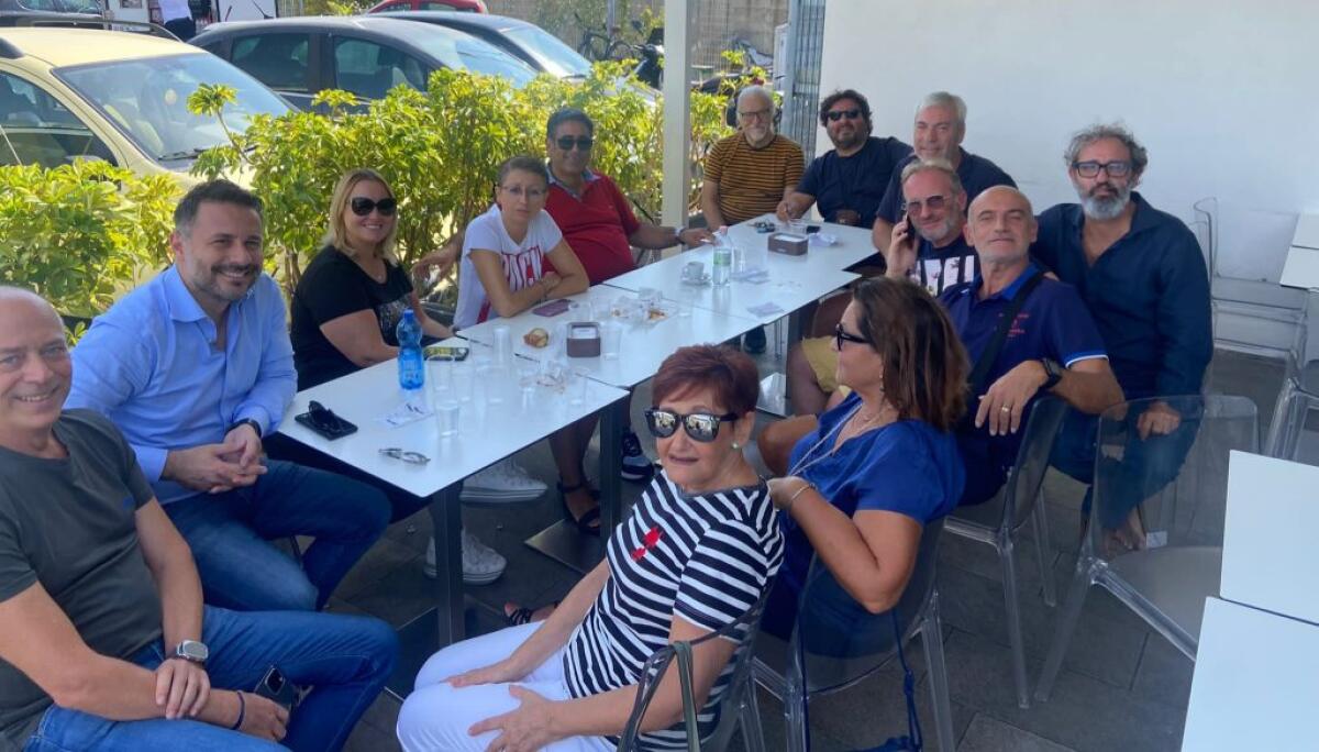 Salario minimo, M5s in piazza Umberto per la raccolta firme - Diversi esponenti locali M5s insieme ai parlamentari del territorio