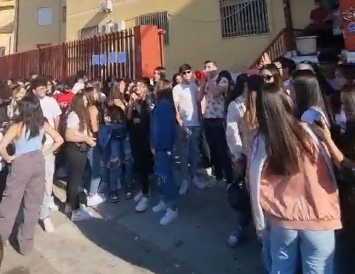 Aule sporche, liceali e studenti dello Sturzo manifestano - 
