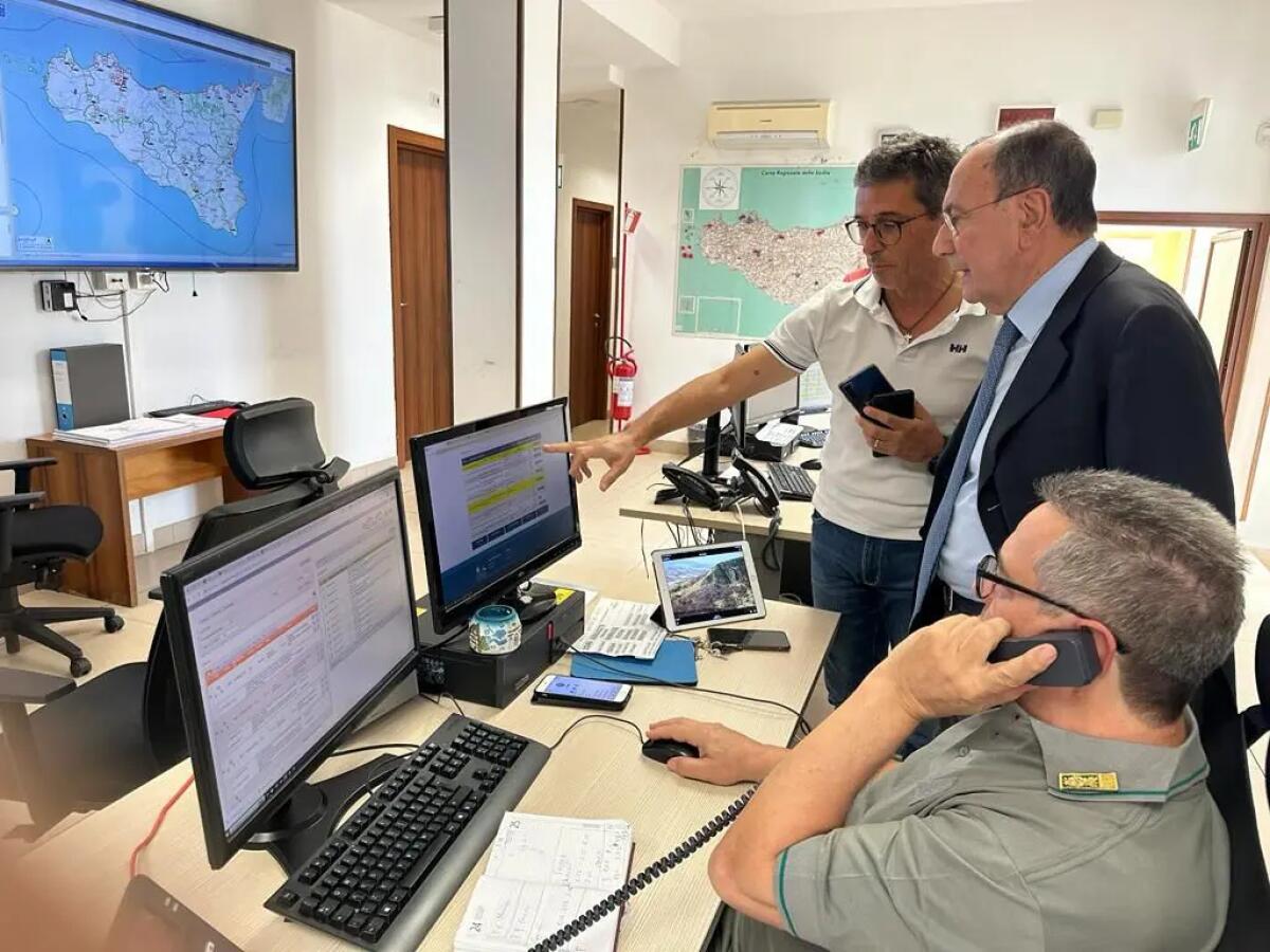 Schifani in sala operativa del corpo forestale segue emergenza incendi - 