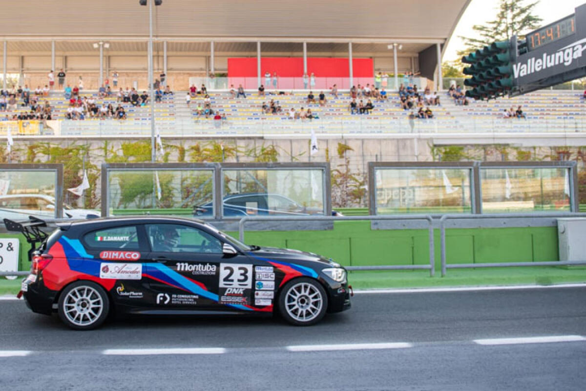 Emilio Damante scatenato a Vallelunga, sfiora il podio nel "Bmw One Cup Series" - Nella foto in alto: Emilio Damante sul rettilineo principale di Vallelunga.