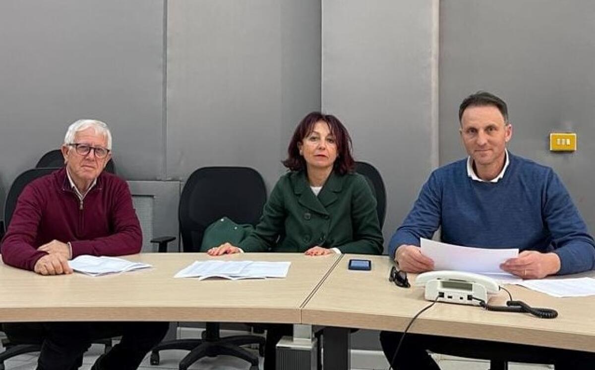 Cgil prepara manifestazione a Roma, in città assemblea il 2 ottobre - Il segretario confederale Cgil Rosanna Moncada, Orazio Gauci (Fiom) e Giuseppe Cacciatore