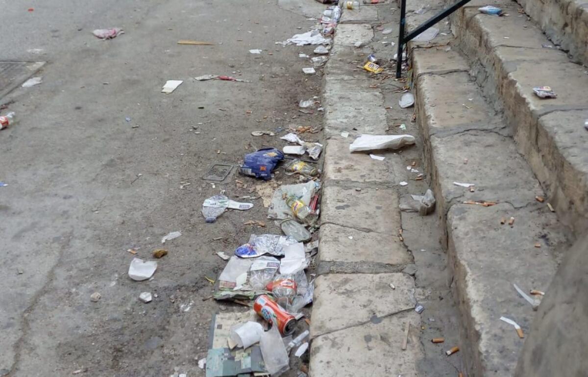 Rifiuti in strada, dalla zona di via Matteotti arrivano diverse segnalazioni - Rifiuti e sporcizia in via Matteotti