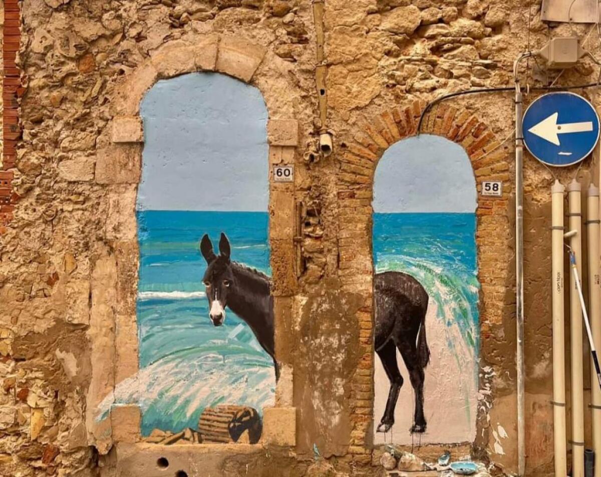 In via Morello completata l'opera di Iudice, "una metafora di chi ancora diffida del diverso" - L'opera di Iudice in via Morello