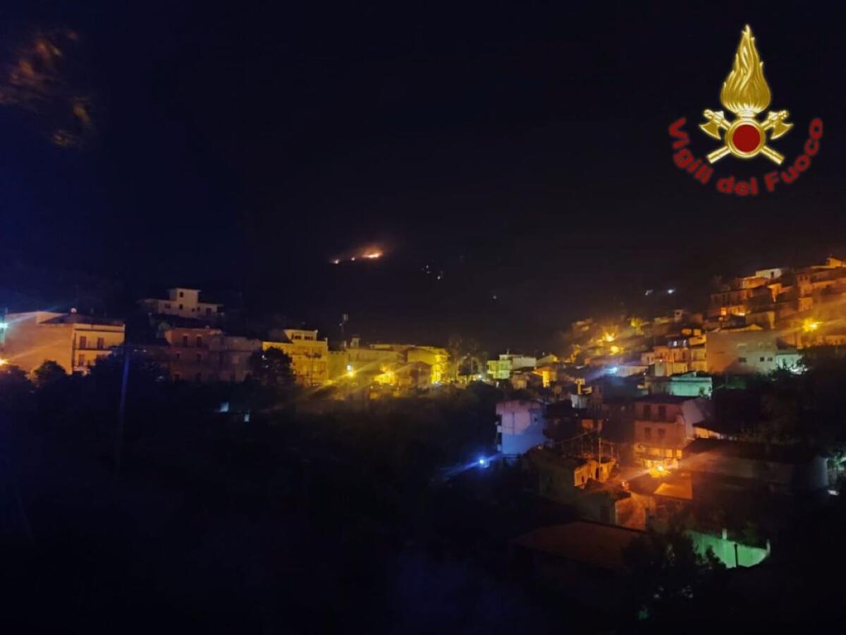 Incendi, con l’ondata di calore tornano i roghi in Sicilia -