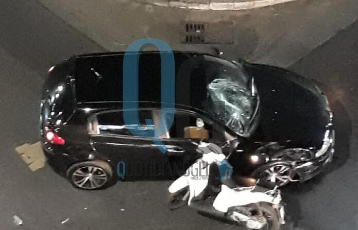 Violento schianto, impatto tra un'auto e uno scooter: sul posto i soccorsi - 