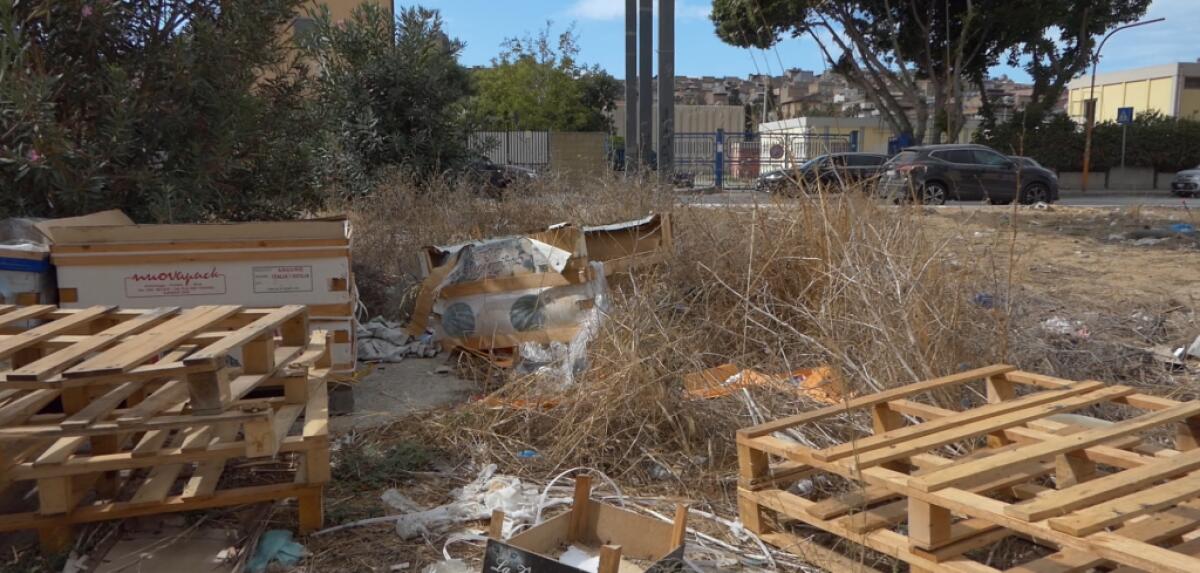 Via Venezia sporca e abbandonata, la falsa partenza di Impianti Srr - 