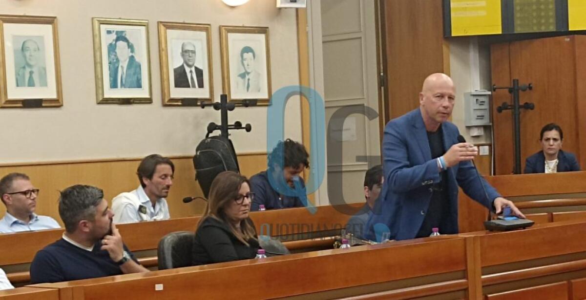 Biblioteca ancora chiusa e mancata sicurezza via Butera, Alabiso chiede che la giunta riferisca - Alabiso in aula consiliare