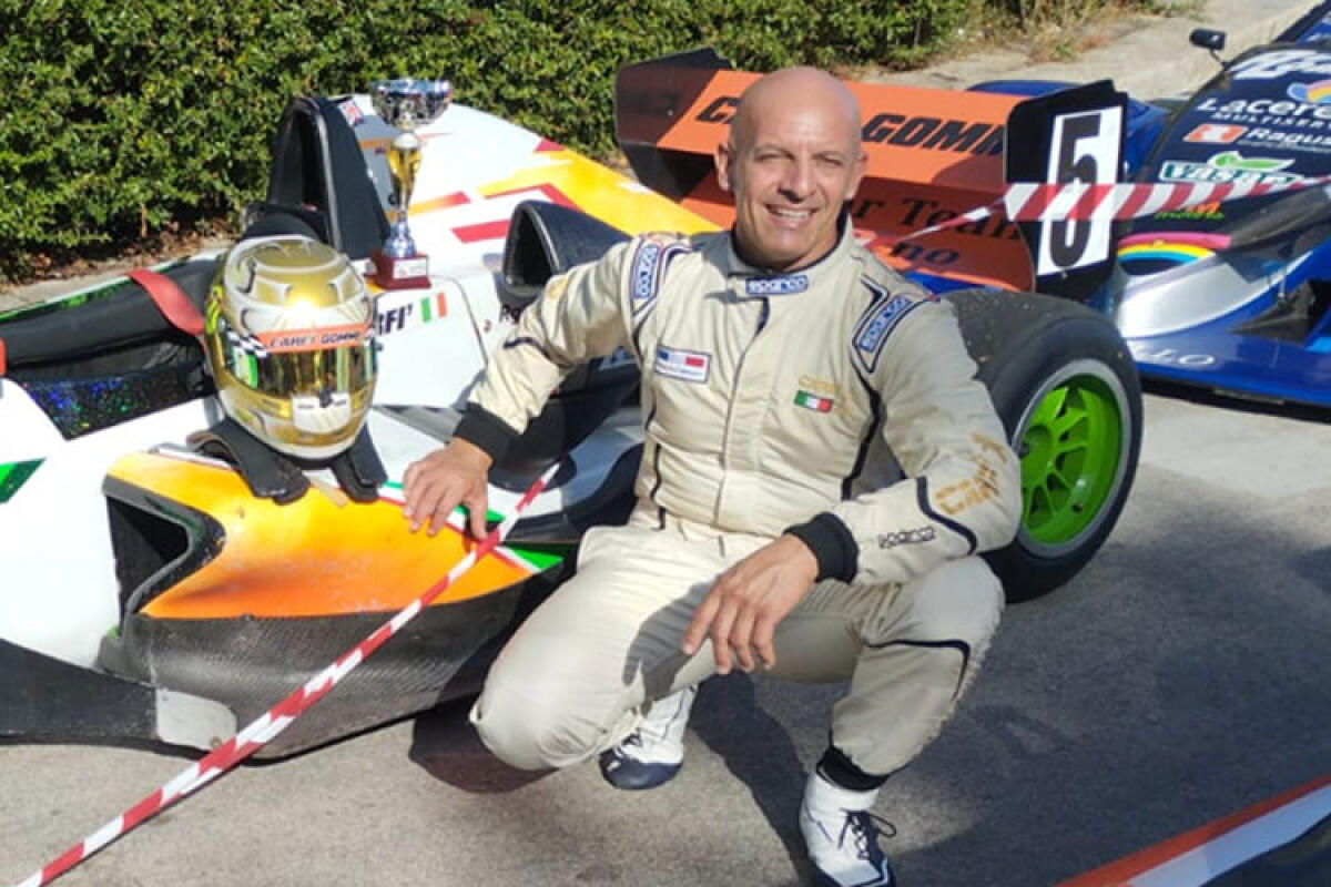 Tivm, Carfì cerca il terzo titolo consecutivo alla Coppa Nissena - Nella foto: Gianni Carfì posa col trofeo della Monte Erice, davanti la sua monoposto motorizzata Renault.