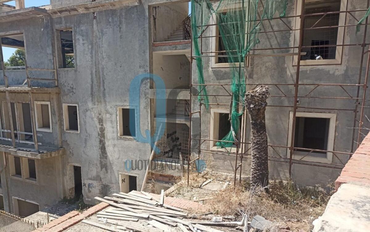 Ex hotel "Mediterraneo", rifiuti e tanti pericoli: minori entrano dai ponteggi esterni - L'ala della struttura rimasta incompleta