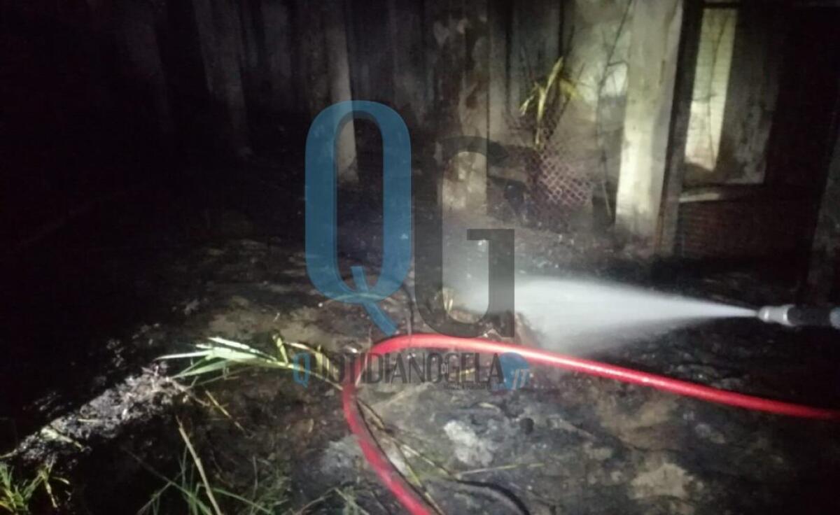 Ex lido "Eden", ci sono volute ore per bloccare le fiamme: all'interno rifiuti e amianto - Le fiamme hanno distrutto tutto