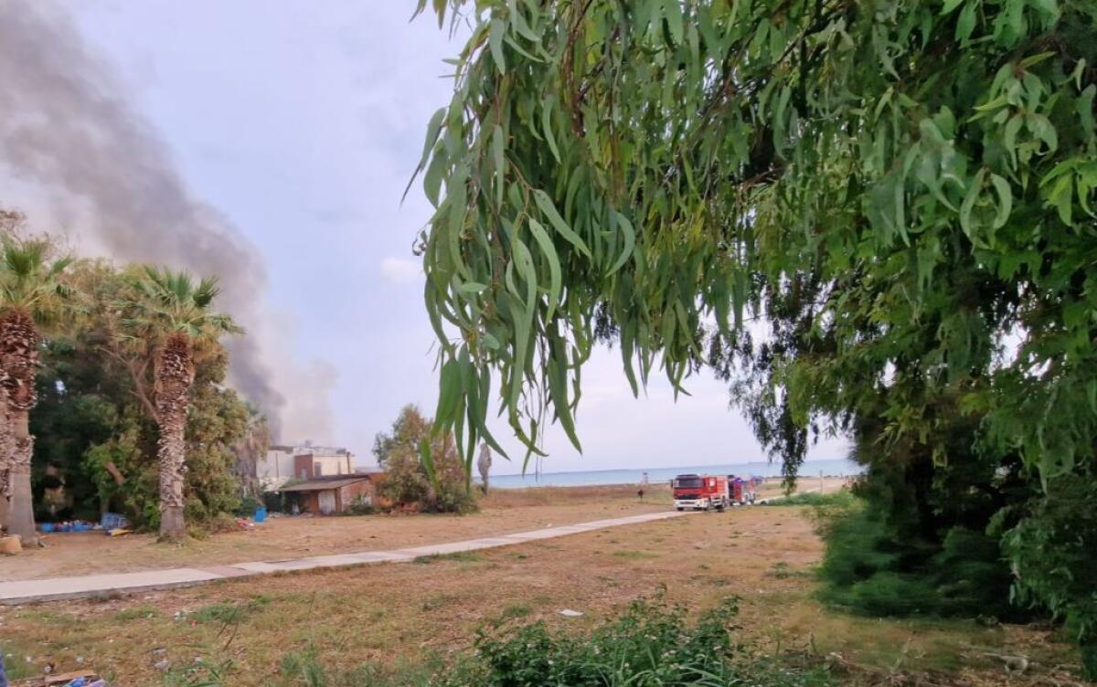 Fiamme all'ex lido "Eden", intervenuti i vigili del fuoco - 