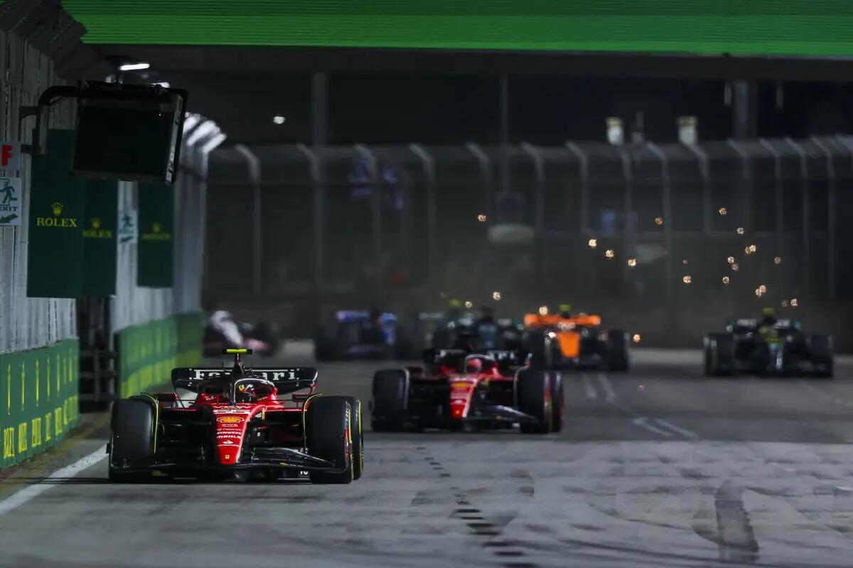 Gioia Ferrari a Singapore, vince Sainz davanti a Norris - 