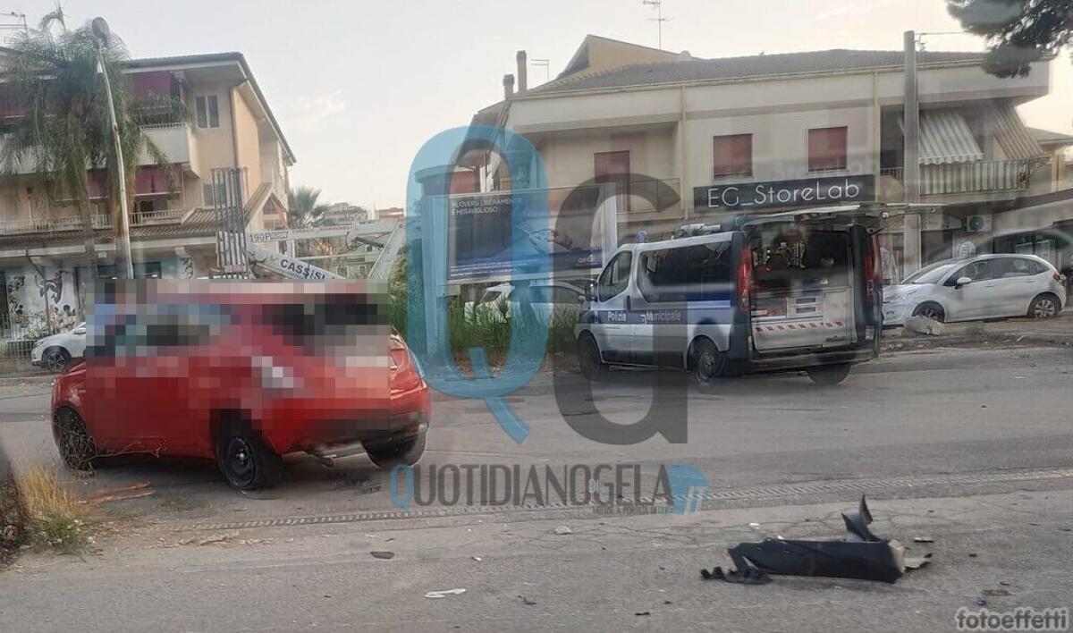 Scontro stradale in via Venezia, violento impatto tra auto e scooter - 