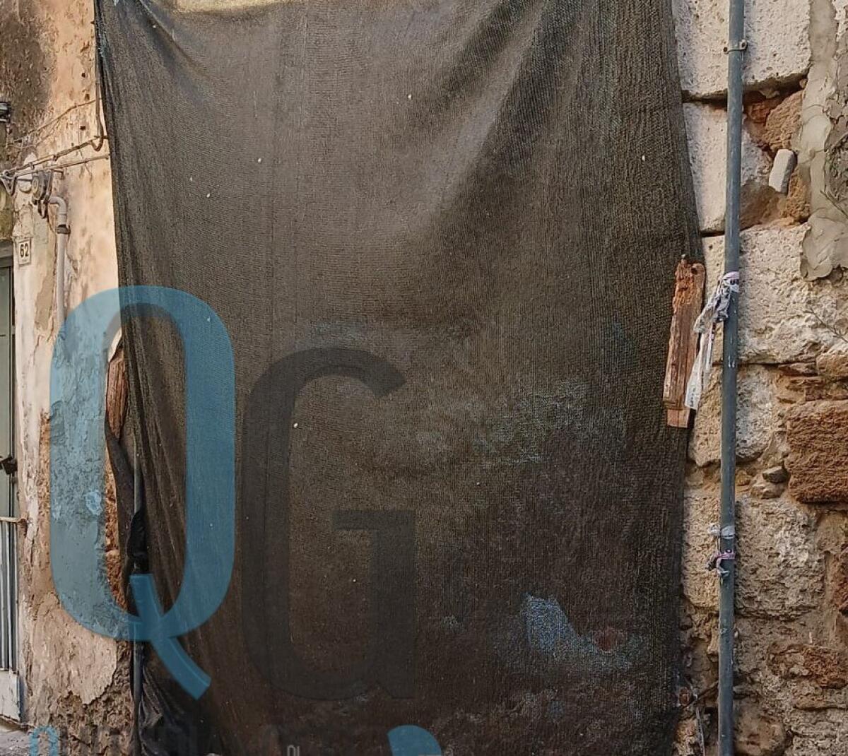 In via Abela un telone per impedire l'abbandono di rifiuti, ma c'è ancora chi si ostina a sporcare - 