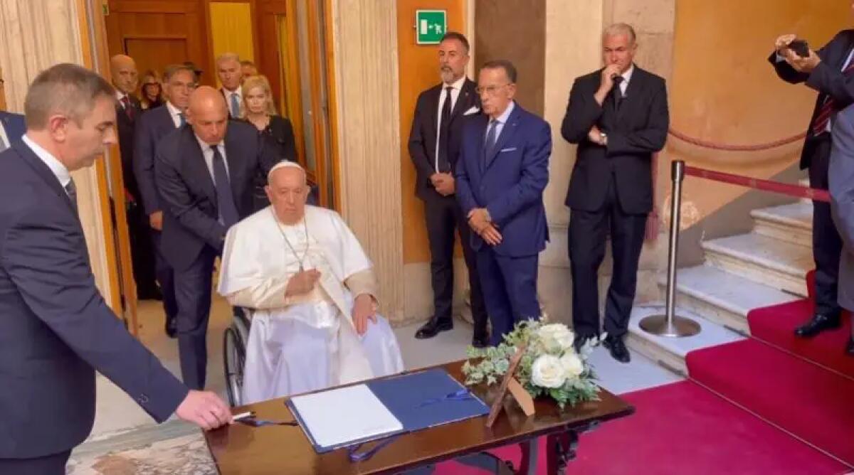 Napolitano, Papa Francesco a sorpresa alla camera ardente - 