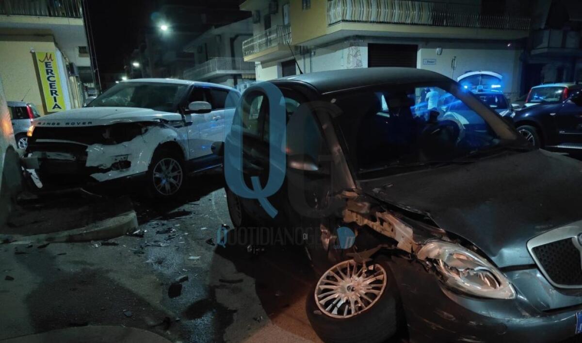 Schianto nel cuore della notte, suv contro un muro: coinvolte pure auto in sosta -