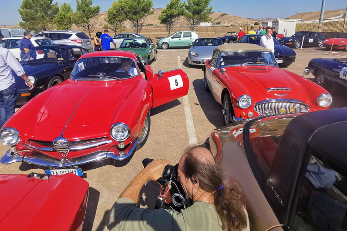 Auto d'epoca di "Ruote nella storia" al kartodromo per un rilancio targato Aci - Nella foto panoramica: La parata delle auto storiche al kartodromo internazionale Gela.