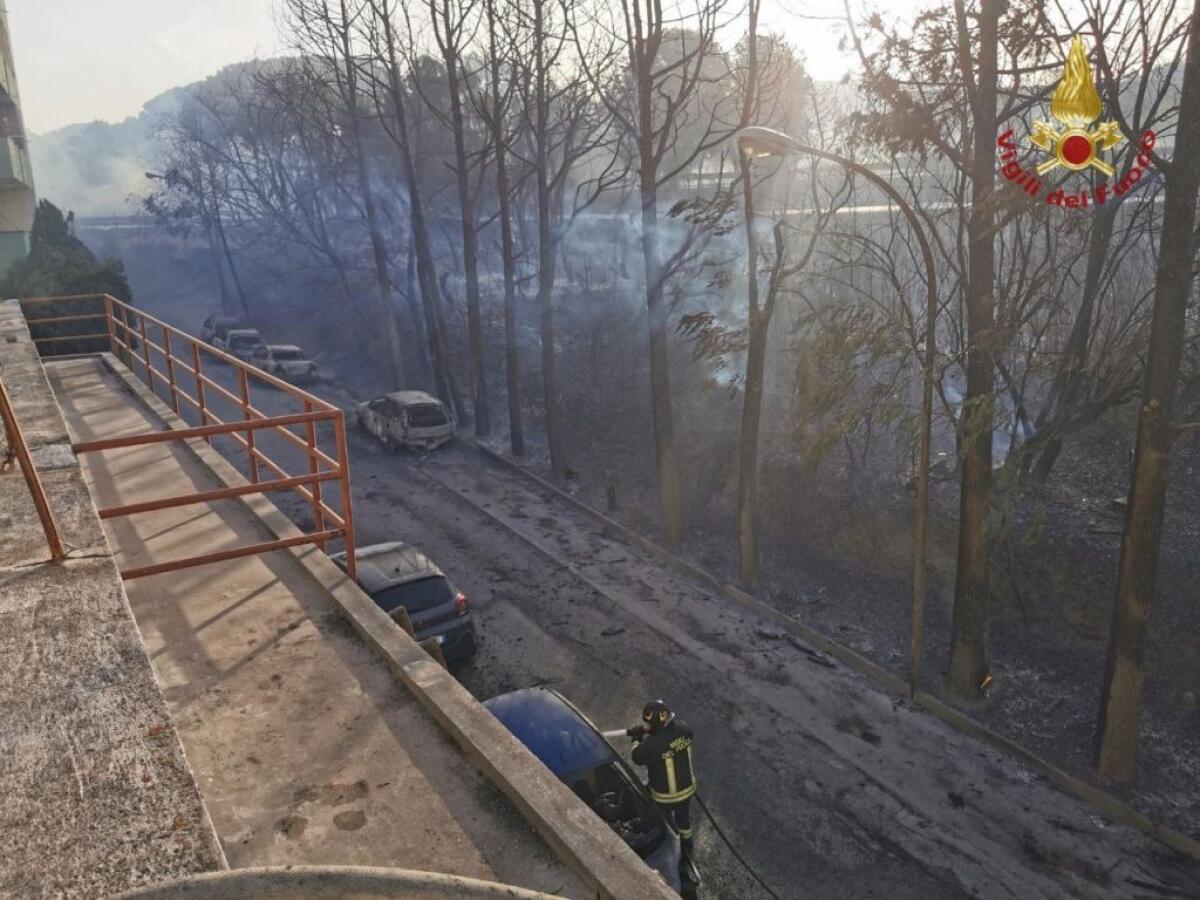 Notte di fuoco in Sicilia, abitazioni sgomberate nel Palermitano e nel Messinese -