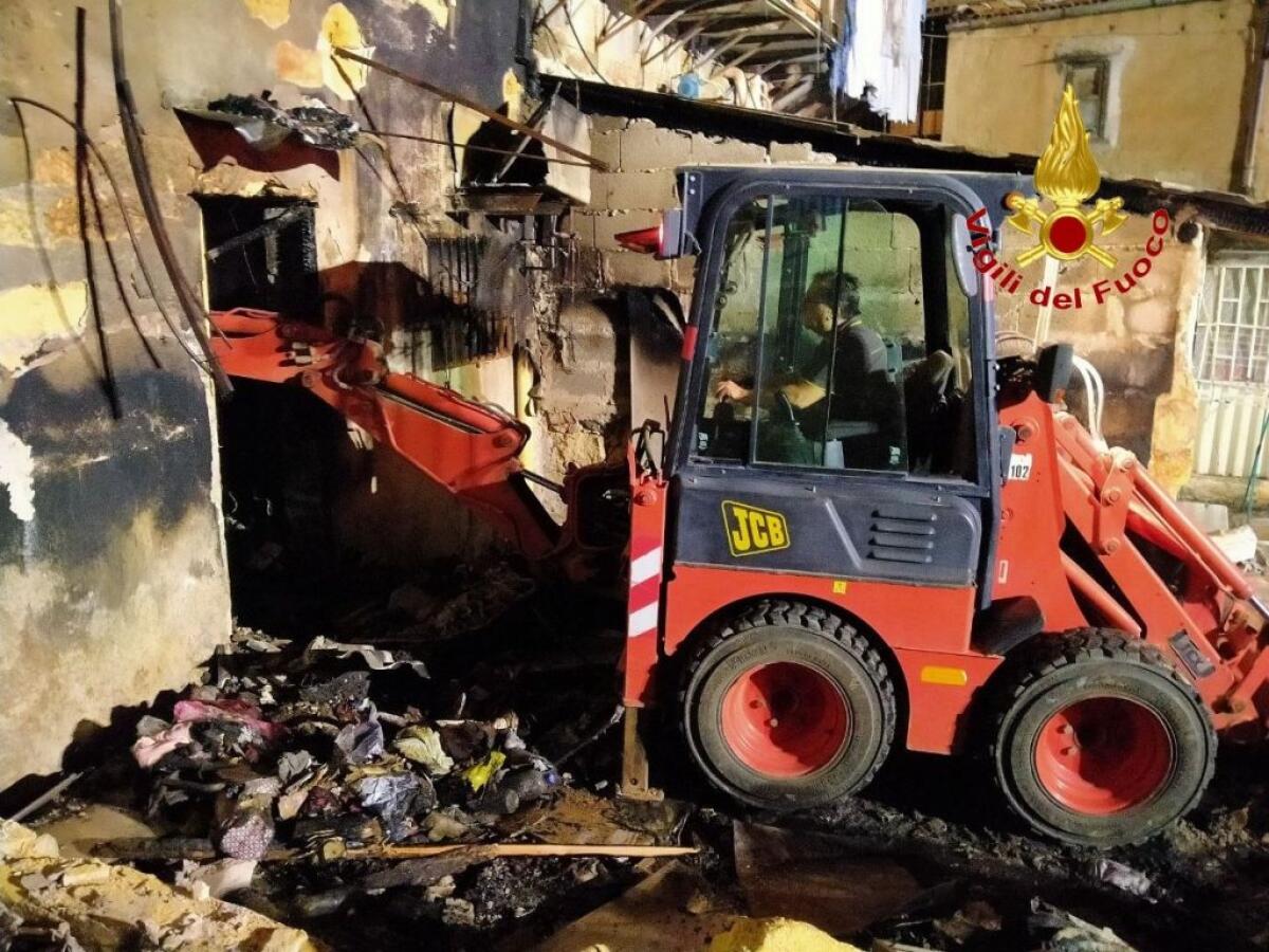 Palermo, incendio al Villaggio Santa Rosalia. Distrutto deposito - 