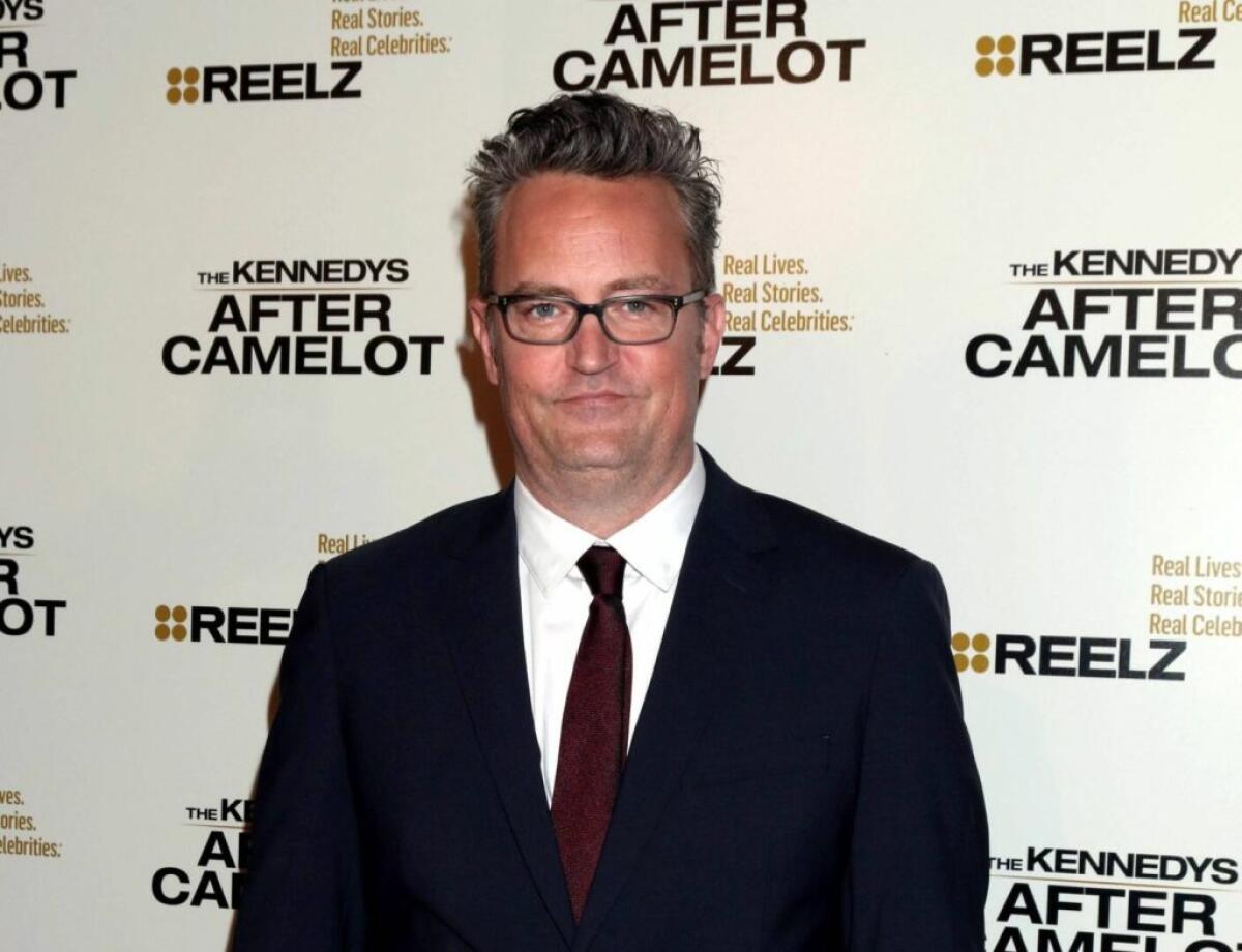 Morto l’attore Matthew Perry, star di “Friends” -