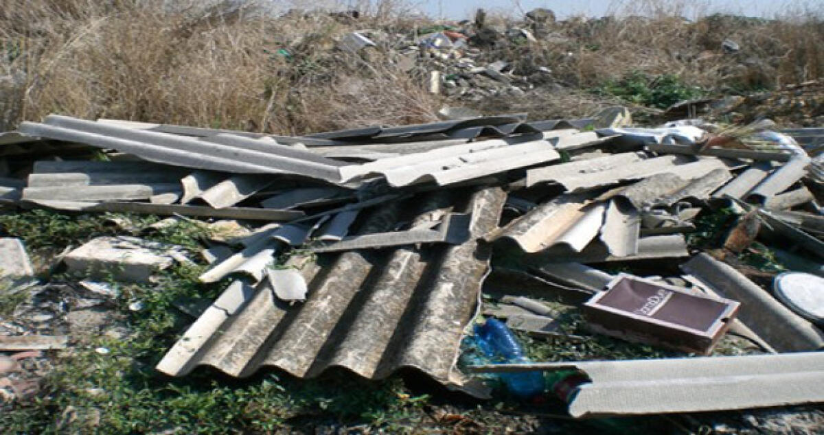 Materiali edili e lastre di amianto, un'altra discarica abusiva tra le aree rurali: rifiuti da rimuovere - Immagine di repertorio